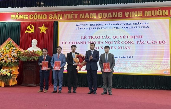 Trao các quyết định của thành phố về công tác cán bộ tại xã Yên Xuân