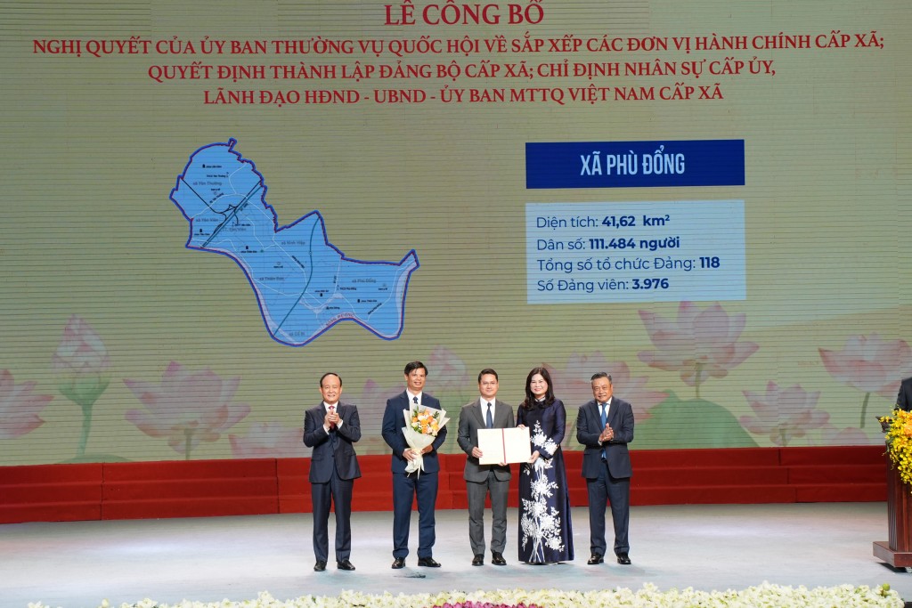 Lãnh đạo thành phố Hà Nội trao các quyết định về tổ chức bộ máy và nhân sự lãnh đạo xã Phù Đổng