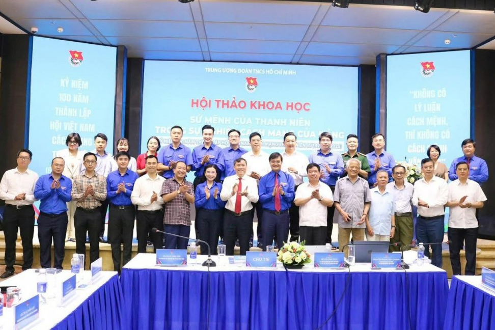 Đại biểu chụp ảnh lưu niệm tại hội thảo 