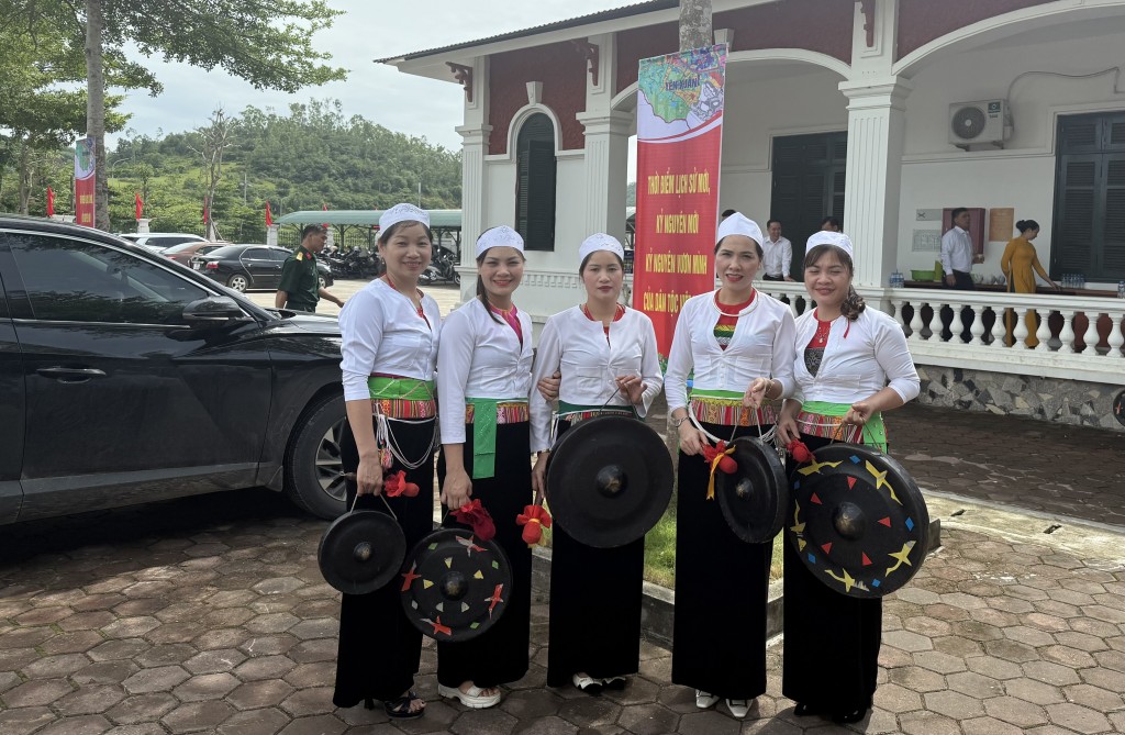 Trao các quyết định, Nghị quyết của Thành phố về công tác cán bộ Trao các quyết định, Nghị quyết của Thành phố về công tác cán bộ