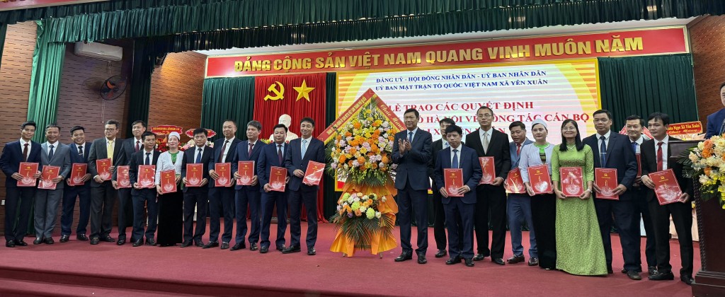 Trao các quyết định, Nghị quyết của Thành phố về công tác cán bộ Trao các quyết định, Nghị quyết của Thành phố về công tác cán bộ