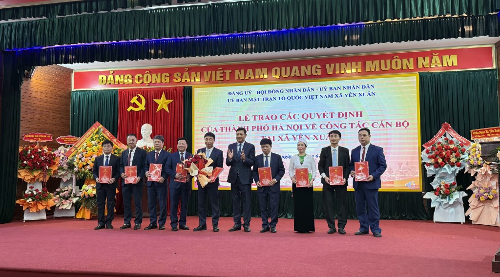 Trao các quyết định, Nghị quyết của Thành phố về công tác cán bộ Trao các quyết định, Nghị quyết của Thành phố về công tác cán bộ