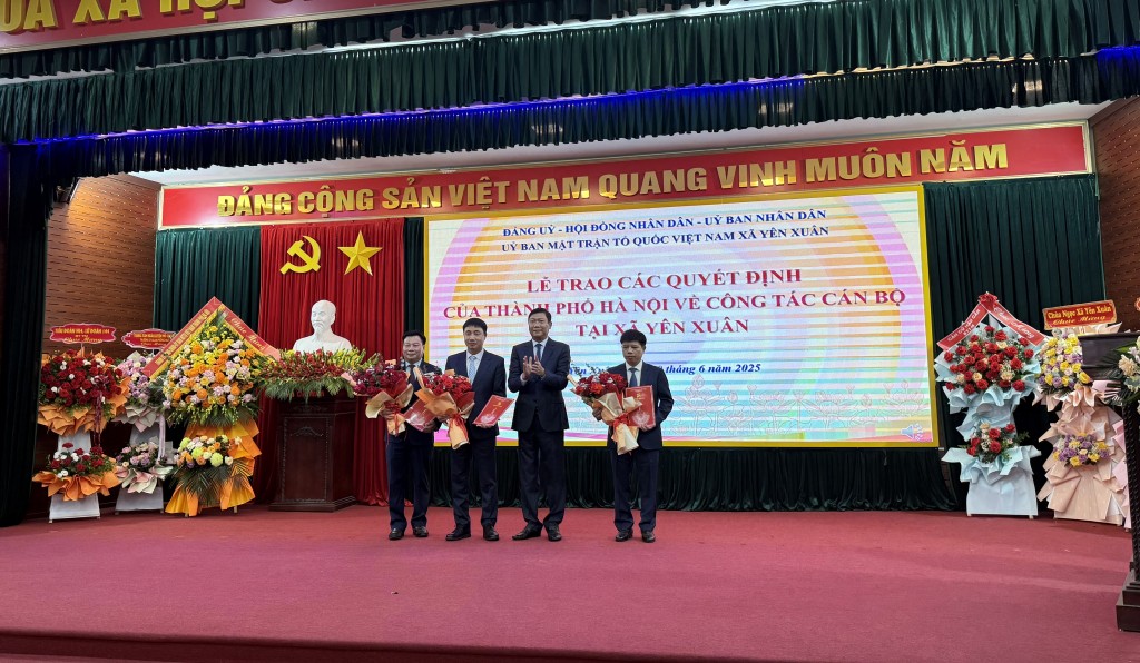 Trao các quyết định, Nghị quyết của Thành phố về công tác cán bộ Trao các quyết định, Nghị quyết của Thành phố về công tác cán bộ