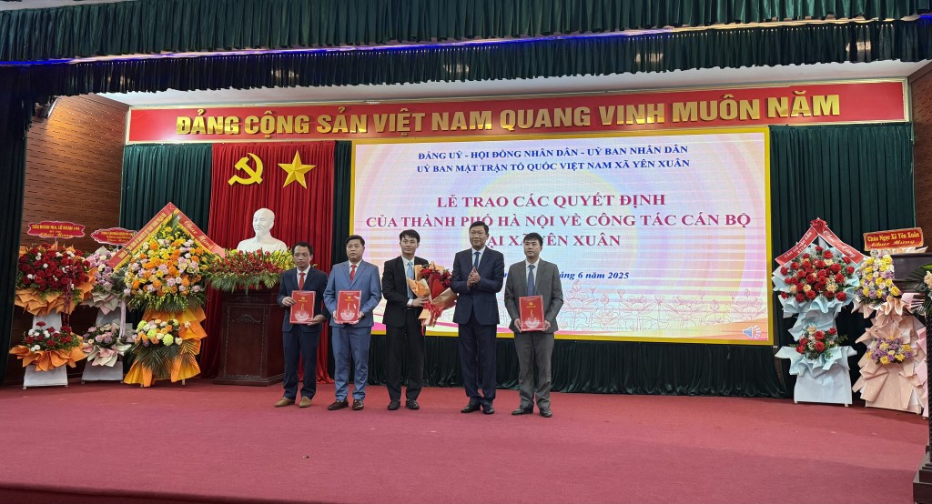 Trao các quyết định, Nghị quyết của Thành phố về công tác cán bộ Trao các quyết định, Nghị quyết của Thành phố về công tác cán bộ