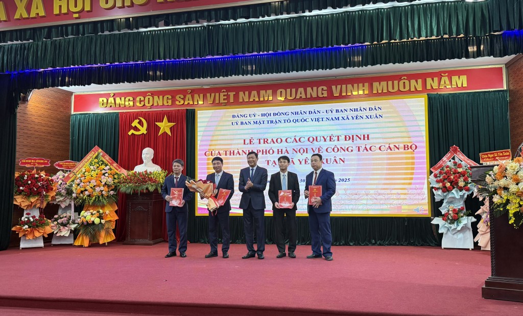Đồng chí Đỗ Anh Tuấn, Ủy viên ban thường vụ, Trưởng ban Nội chính thành ủy Hà Nội trao Quyết định cho các đồng chí Chủ tịch, Phó Chủ tịch trong Ủy ban kiểm tra Đảng ủy xã Yên Xuân nhiệm kỳ 2025-2030 Đồng chí Đỗ Anh Tuấn, Ủy viên ban thường vụ, Trưởng ban Nội chính thành ủy Hà Nội trao Quyết định cho các đồng chí Chủ tịch, Phó Chủ tịch trong Ủy ban kiểm tra Đảng ủy xã Yên Xuân nhiệm kỳ 2025-2030