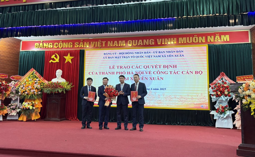 Trao các quyết định, Nghị quyết của Thành phố về công tác cán bộ Trao các quyết định, Nghị quyết của Thành phố về công tác cán bộ