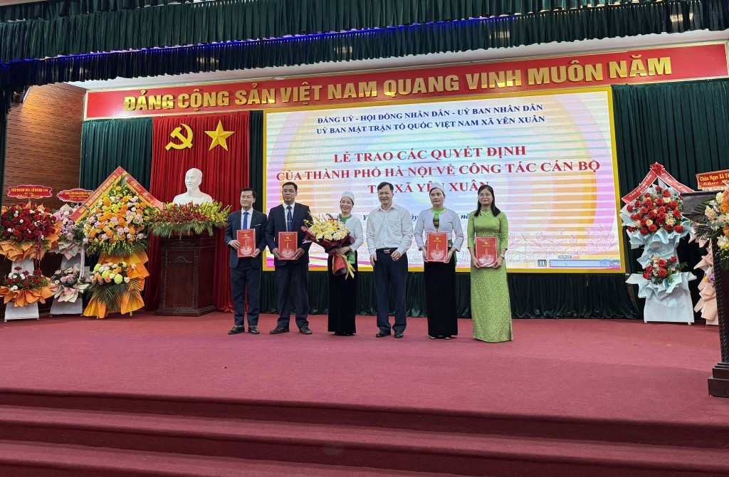 Trao các quyết định, Nghị quyết của Thành phố về công tác cán bộ Trao các quyết định, Nghị quyết của Thành phố về công tác cán bộ
