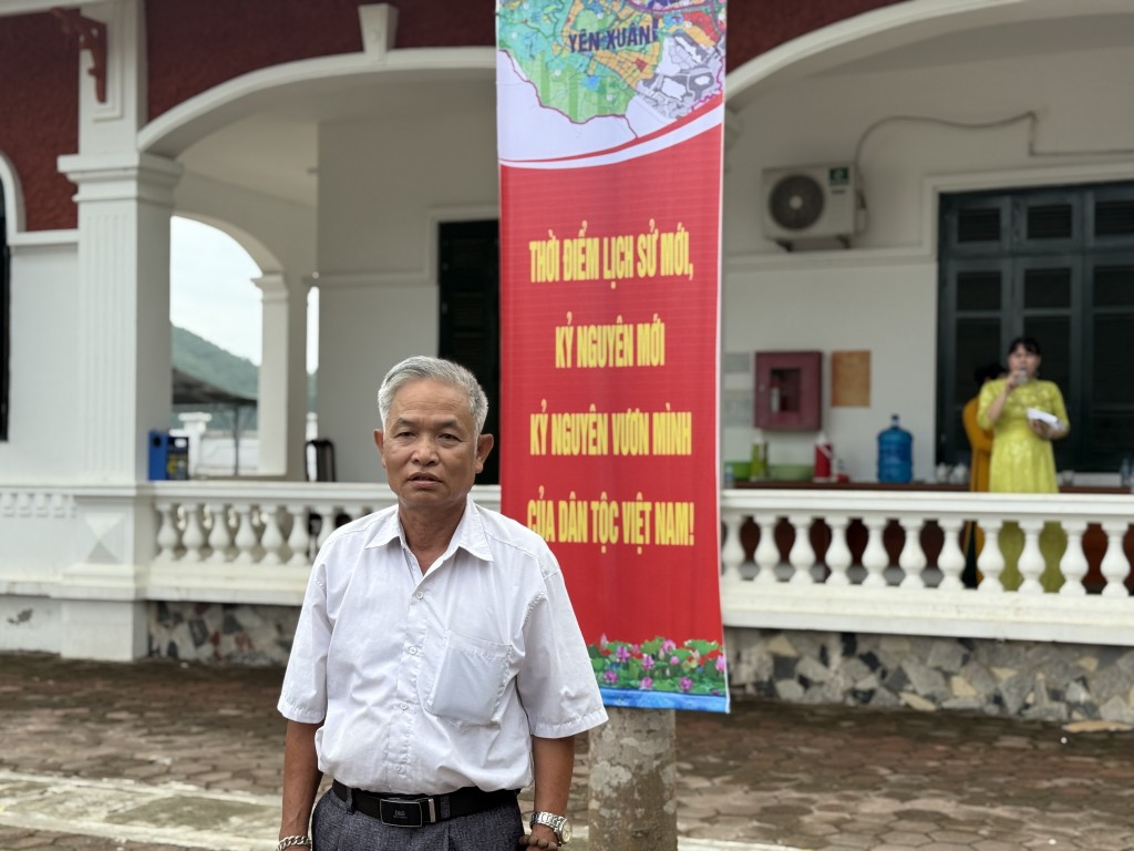 Bác Nguyễn Đức Hùng (Người dân xã Yên Xuân) đã có mặt từ sáng sớm tại điểm cầu xã Yên Xuân Bác Nguyễn Đức Hùng (Người dân xã Yên Xuân) đã có mặt từ sáng sớm tại điểm cầu xã Yên Xuân