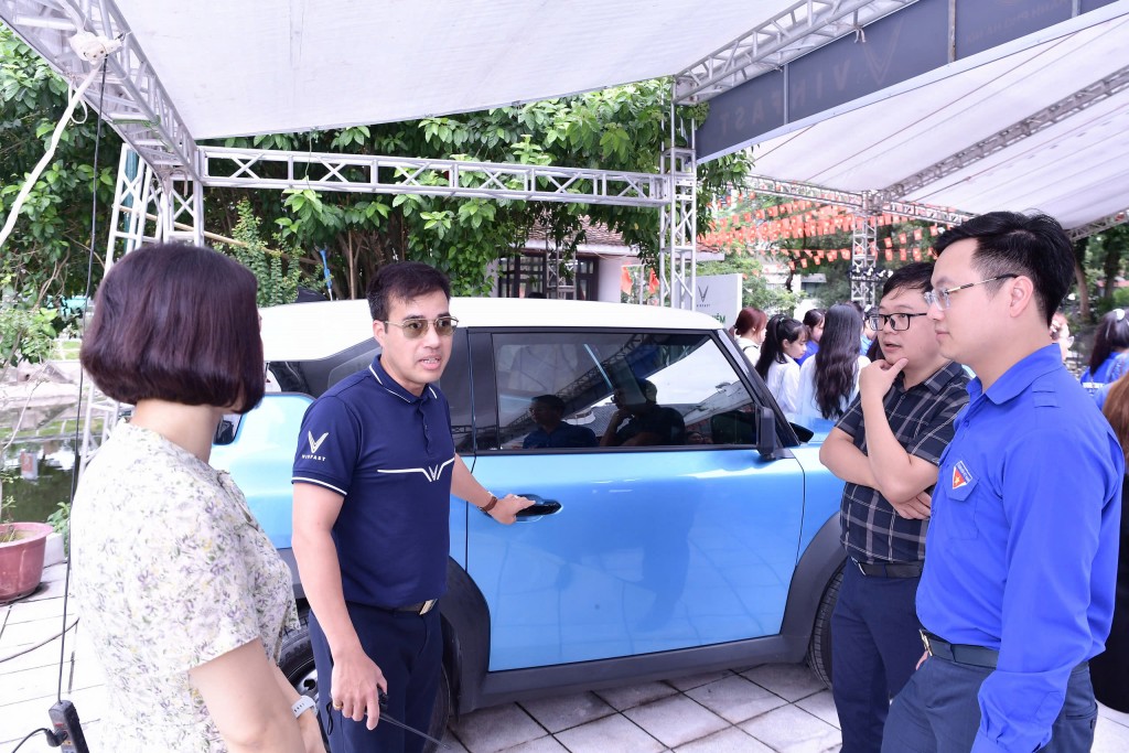 Đại biểu tham quan các sản phẩm khởi nghiệp, đổi mới sáng tạo được trưng bày tại sự kiện 
