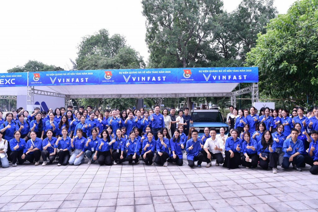 Đại biểu và các bạn trẻ tham gia chương trình 
