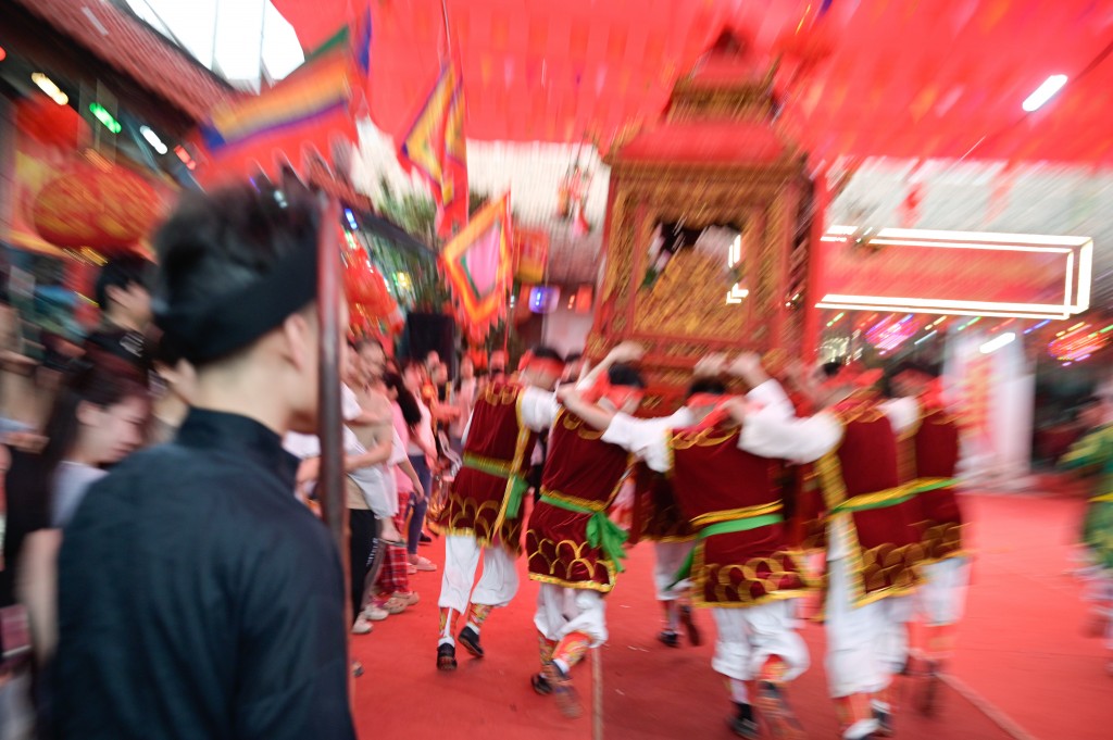 Màn kiệu quay thần bí thu hút sự chú ý của người dân