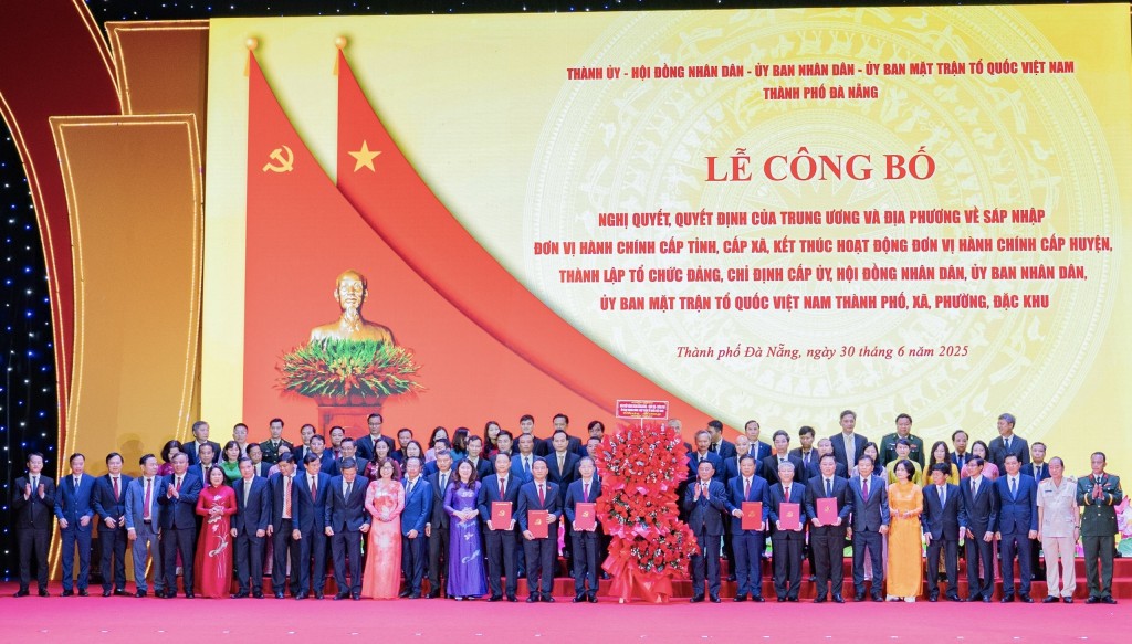 Ủy viên Bộ Chính trị, Thường trực Ban Bí thư Trung ương Đảng Trần Cẩm Tú trao các quyết định và ra mắt Ban Chấp hành, Ban Thường vụ Thành ủy Đà Nẵng (Ảnh Đ.Minh)