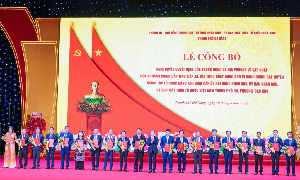 Bí thư Thành ủy Đà Nẵng Nguyễn Văn Quảng trao quyết định thành lập Ban chấp hành, Ban thường vụ, Bí thư các Đảng ủy phường, xã và các quyết định nhân sự (Ảnh Út Vũ)