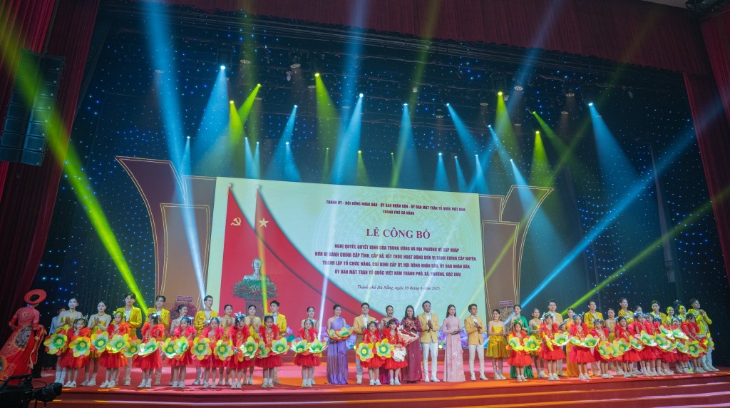 Tiết mục văn nghệ chào mừng (Ảnh Đ.Minh)
