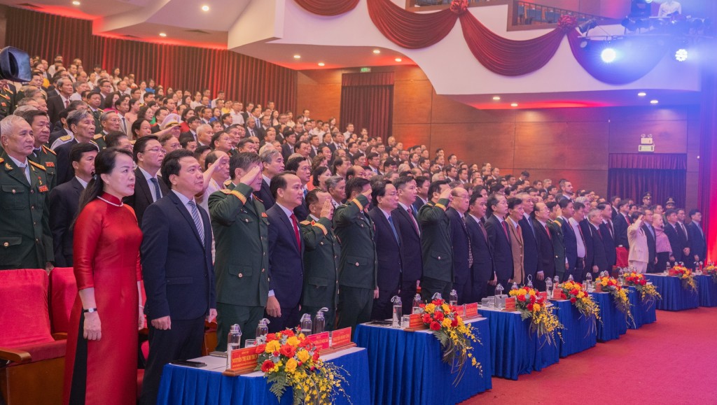 Các đại biểu tham dự buổi lễ thực hiện nghi thức chào cờ (Ảnh Đ.Minh)