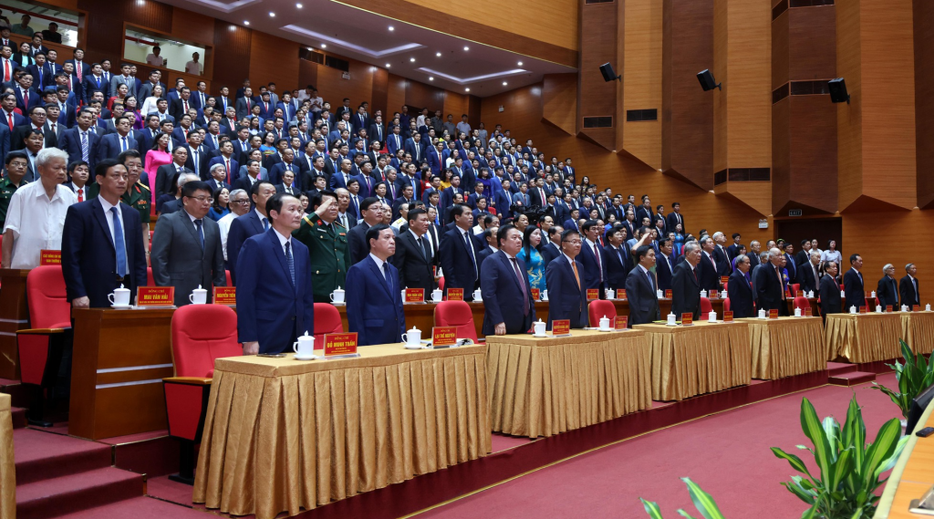Các đại biểu thực hiện nghi thức chào cờ tại Lễ công bố ở điểm cầu tỉnh Thanh Hóa - Ảnh: VGP/Đức Tuân