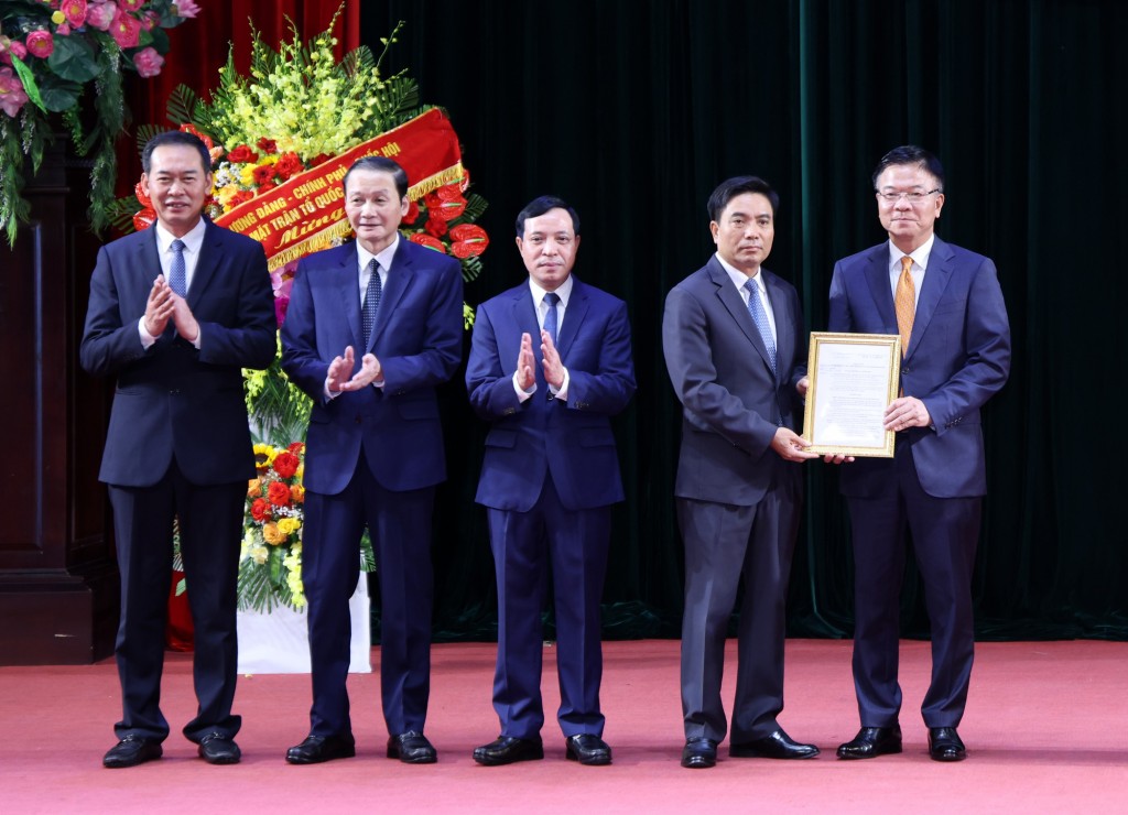 Phó Thủ tướng Lê Thành Long trao Nghị quyết về sắp xếp đơn vị hành chính tỉnh Thanh Hóa cho lãnh đạo tỉnh Thanh Hóa - Ảnh VGP/Đức Tuân