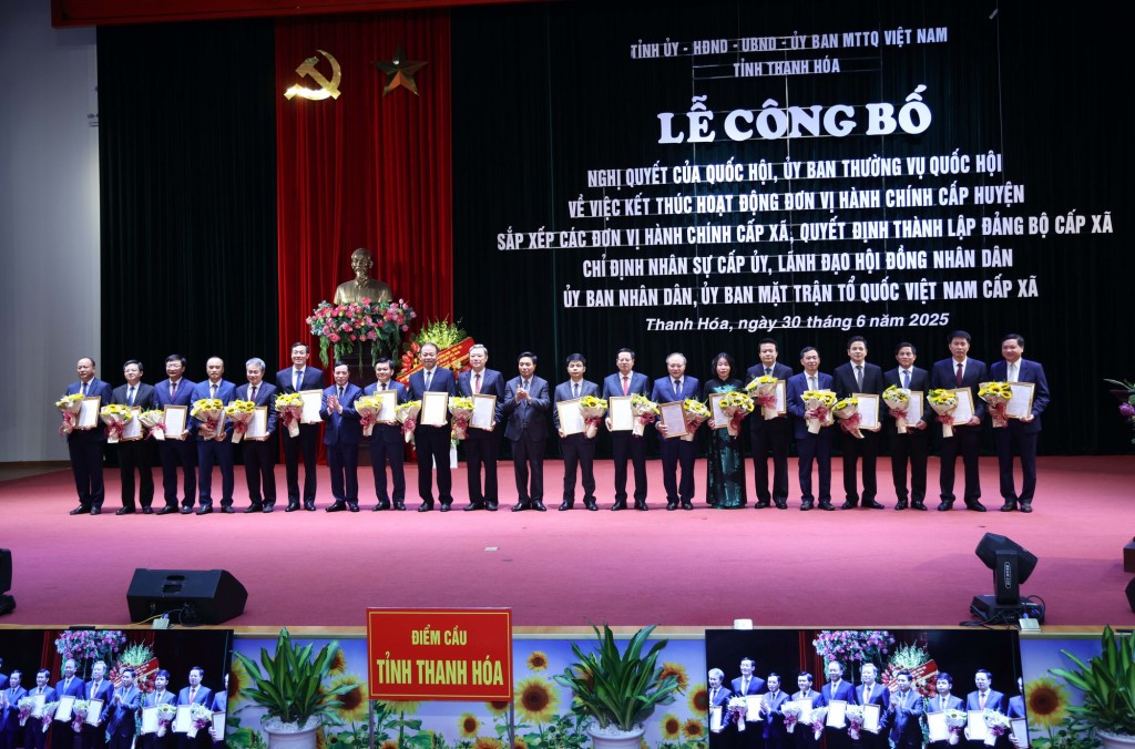 Lãnh đạo tỉnh Thanh Hóa trao Quyết định thành lập đảng bộ cấp xã - Ảnh: VGP/Đức Tuân