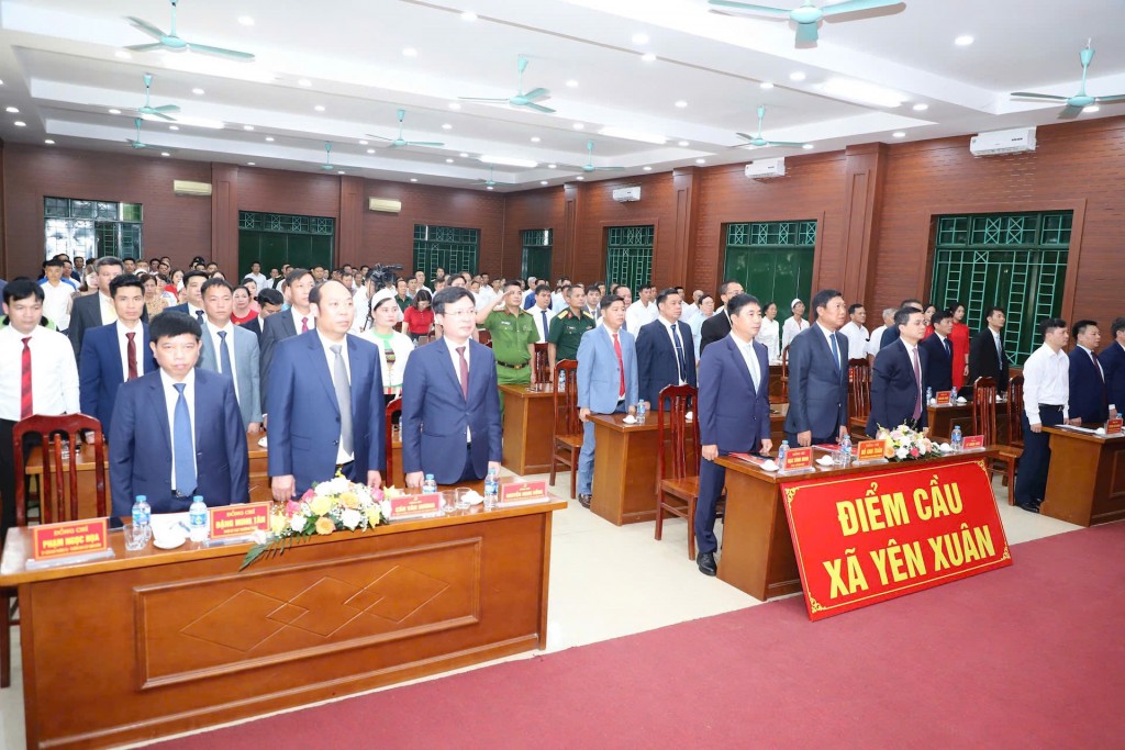 Các đại biểu tham dự buổi lễ Trao các quyết định, Nghị quyết của Thành phố về công tác cán bộ