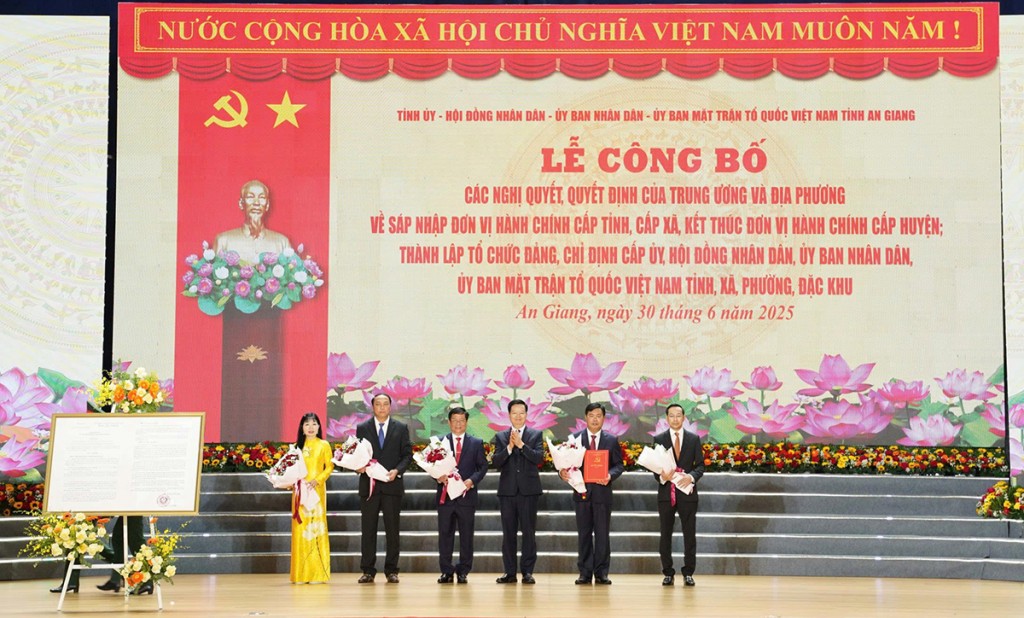 Phó Thủ tướng Chính phủ Mai Văn Chính trao Quyết định của Bộ Chính trị thành lập Đảng bộ tỉnh An Giang