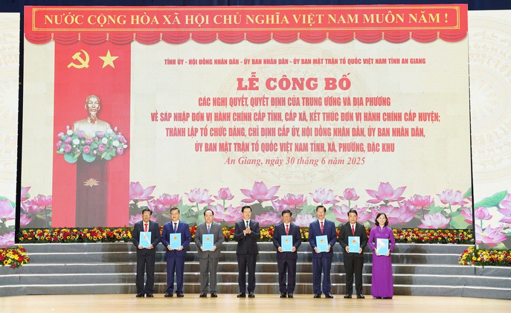 Phó Thủ tướng Chính phủ trao các Quyết định của Thủ tướng Chính phủ chỉ định Chủ tịch, các Phó Chủ tịch UBND tỉnh An Giang nhiệm kỳ 2021-2026