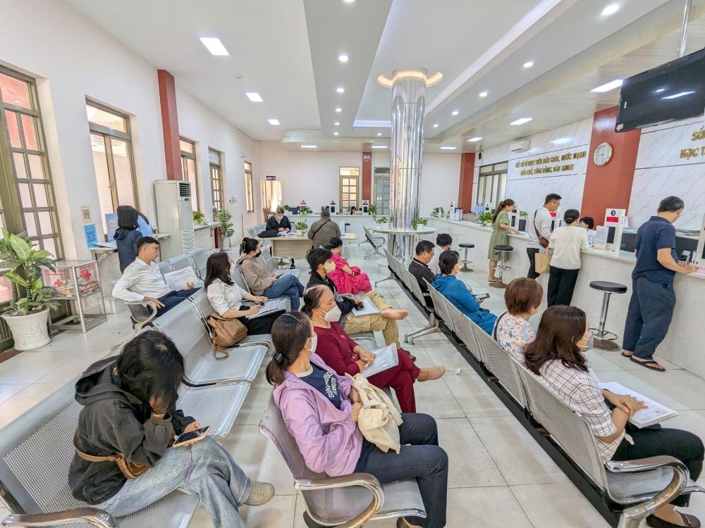 Người dân đến làm các thủ tục hành chính Người dân đến làm các thủ tục hành chính