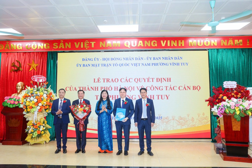 Đồng chí Nguyễn Quang Trung là Bí thư Đảng ủy, Chủ tịch HĐND phường Vĩnh Tuy