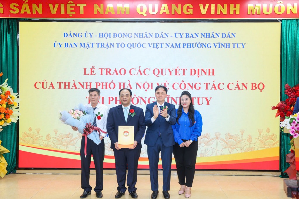 Đồng chí Nguyễn Quang Trung là Bí thư Đảng ủy, Chủ tịch HĐND phường Vĩnh Tuy