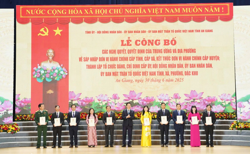 Trao các Quyết định của Ban Thường trực Ủy ban Trung ương MTTQ Việt Nam