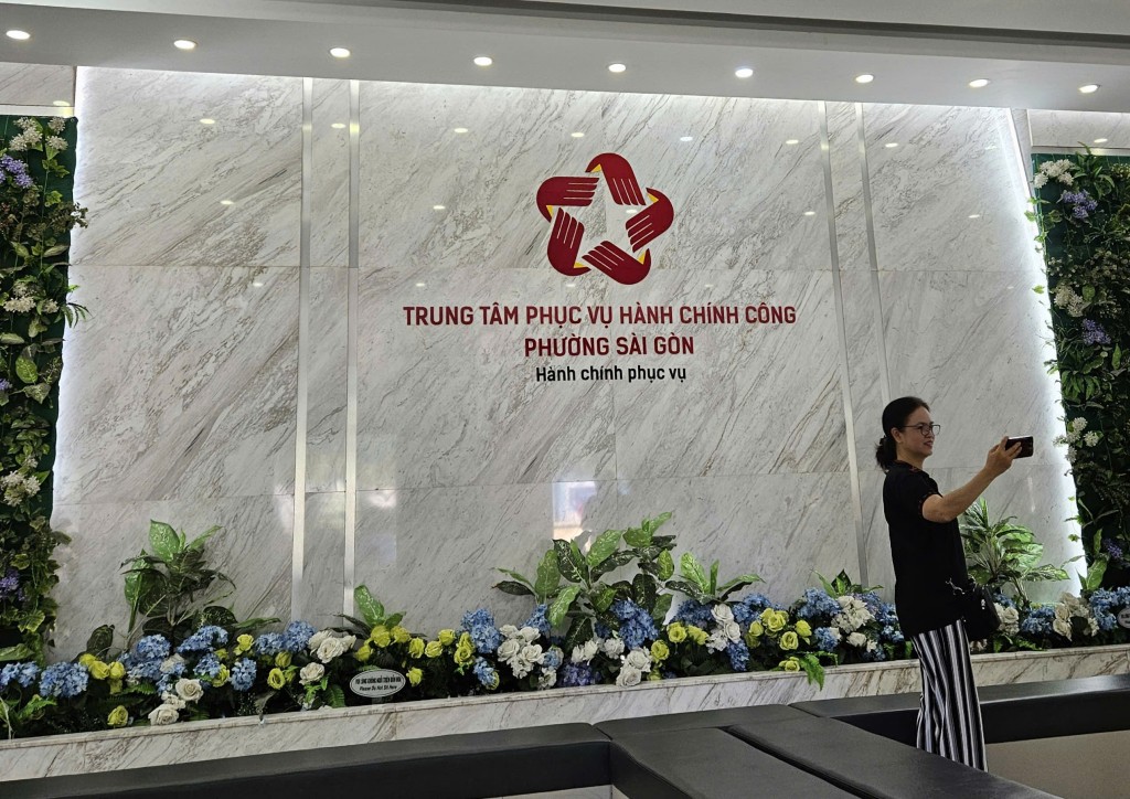 Người dân chụp ảnh ghi lại kỷ niệm đặc biệt Người dân chụp ảnh ghi lại kỷ niệm đặc biệt