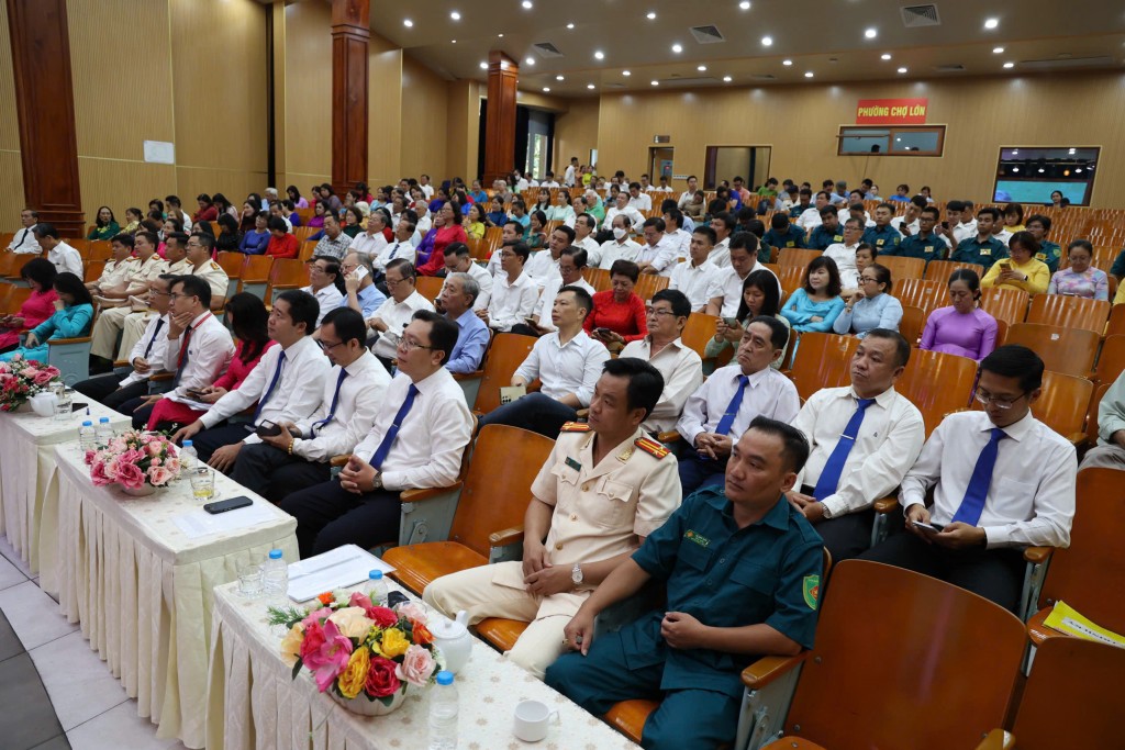 Các cán bộ, nhân dân tại trụ sở UBND phường Chợ Lớn Các cán bộ, nhân dân tại trụ sở UBND phường Chợ Lớn