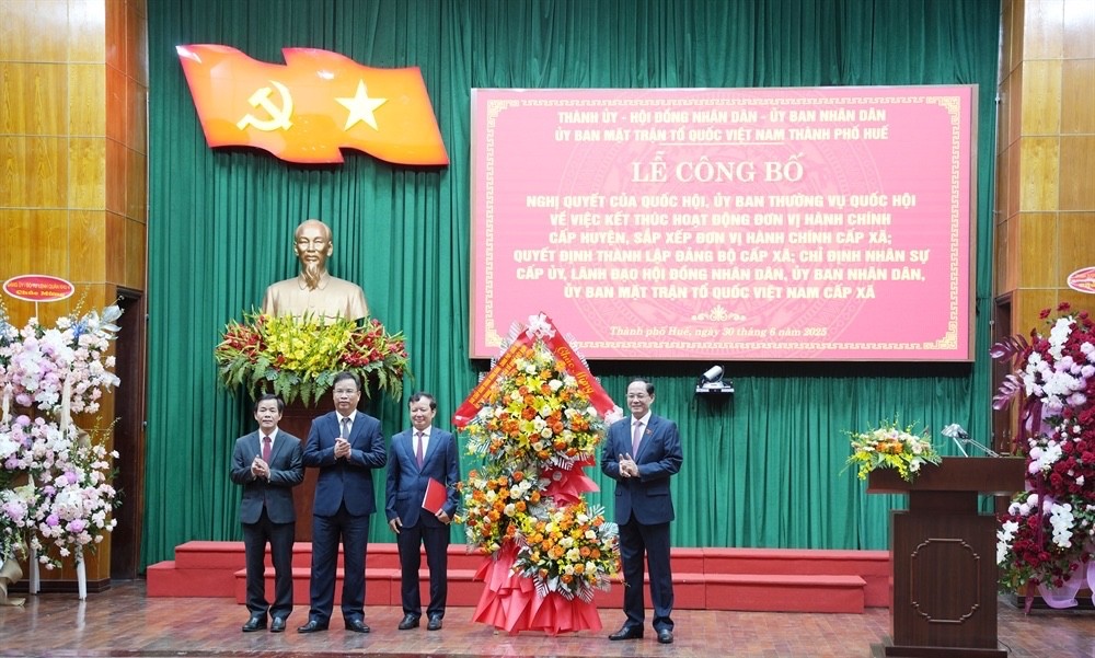 Phó Chủ tịch Quốc hội Trần Quang Phương trao Nghị quyết của Ban Thường vụ Quốc hội cho lãnh đạo thành phố Huế
