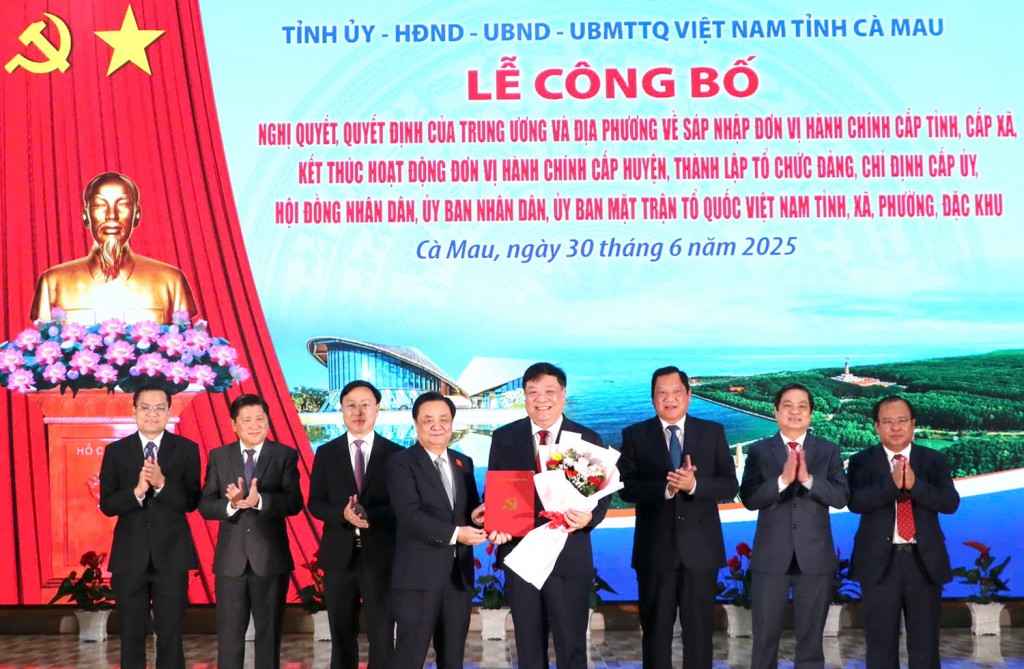 Cùng với đó, Bộ Chính trị đã chuẩn y Ban Thường vụ Tỉnh ủy Cà Mau nhiệm kỳ 2020 – 2025 gồm 20 người. Ông Nguyễn Hồ Hải, nguyên Bí thư Tỉnh ủy Cà Mau, được chỉ định tiếp tục giữ chức Bí thư Tỉnh ủy Cà Mau sau sáp nhập.  Ba cán bộ được Bộ Chính trị chỉ định giữ chức Phó Bí thư Tỉnh ủy Cà Mau gồm ông Huỳnh Quốc Việt, Ủy viên dự khuyết Trung ương Đảng, Phó Bí thư Thường trực Tỉnh ủy Bạc Liêu; ông Phạm Văn Thiều, Phó Bí thư Tỉnh ủy, Chủ tịch UBND tỉnh Bạc Liêu, được dự kiến giữ chức Chủ tịch HĐND tỉnh Cà Mau nhiệm kỳ 2021 – 2026; và ông Phạm Thành Ngại, Phó Bí thư Tỉnh ủy, Chủ tịch UBND tỉnh Cà Mau, tiếp tục được chỉ định giữ chức Chủ tịch UBND tỉnh Cà Mau nhiệm kỳ 2021 – 2026.