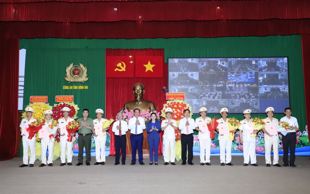 Lãnh đạo tỉnh Đồng Nai và Bình Phước chúc mừng Phó Giám đốc Công an tỉnh sau khi sáp nhập