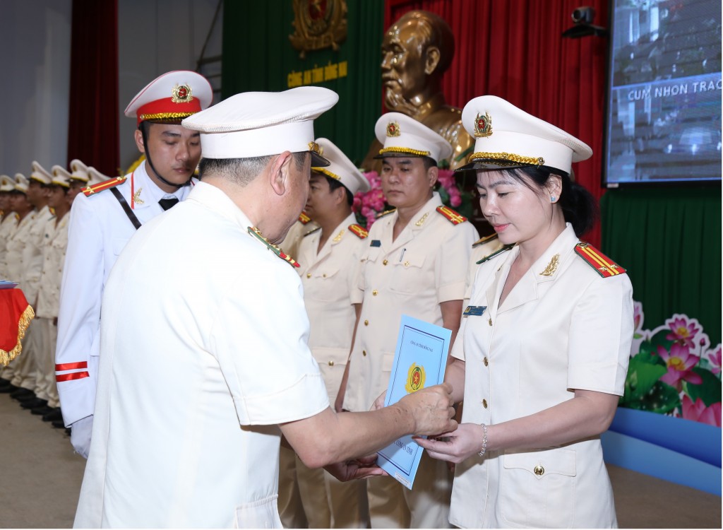 Giám đốc Công an tỉnh Đồng Nai trao quyết định về công tác cán bộ