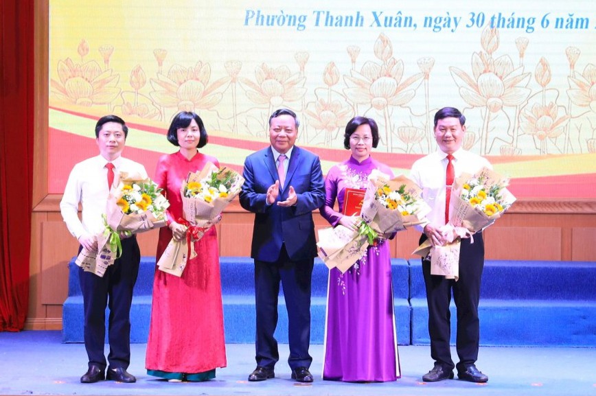 Phó Bí thư Thường trực Thành ủy Hà Nội Nguyễn Văn Phong trao Quyết định và tặng hoa chúc mừng đồng chí Bùi Huyền Mai, Ủy viên BTV Thành ủy, Bí thư Đảng ủy, Chủ tịch HĐND phường và các đồng chí lãnh đạo phường Thanh Xuân 