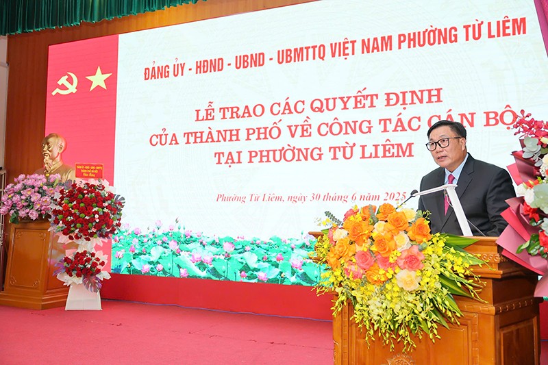 Đồng chí Nguyễn Quang Hiếu - Bí thư Đảng ủy phường Từ Liêm phát biểu tại lễ công bố các quyết định của thành phố Hà Nội về công tác cán bộ 