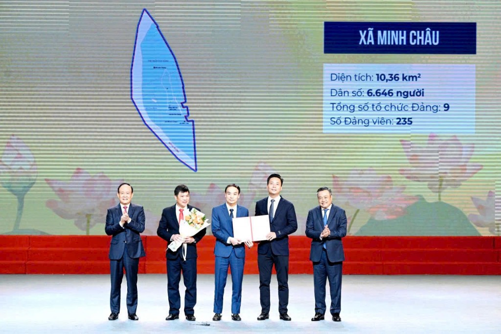 Bí thư Thành ủy Hà Nội Bùi Thị Minh Hoài và Phó Bí thư Thường trực Thành ủy Hà Nội Nguyễn Văn Phong trao quyết định cho lãnh đạo phường Hai Bà Trưng