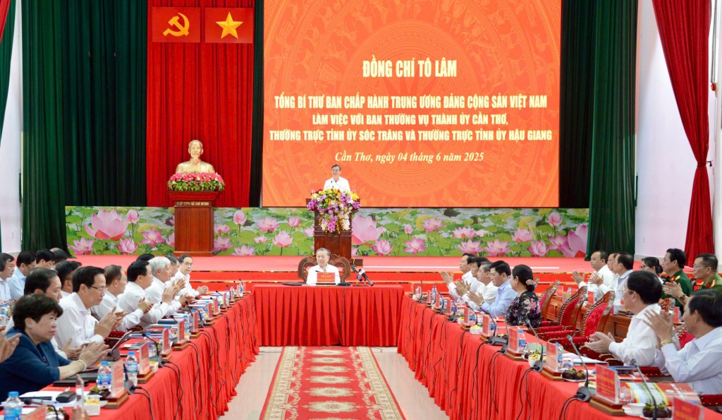Việc hợp nhất tỉnh gắn với sắp xếp bộ máy và hoàn thiện mô hình chính quyền hai cấp là một cơ hội lịch sử để “thiết kế lại” một hệ thống chính quyền tinh gọn hơn, thông minh hơn, gắn kết hơn. Ảnh Tổng Bí thư  làm việc với BTV 3 tỉnh ngày 4/6/2025  