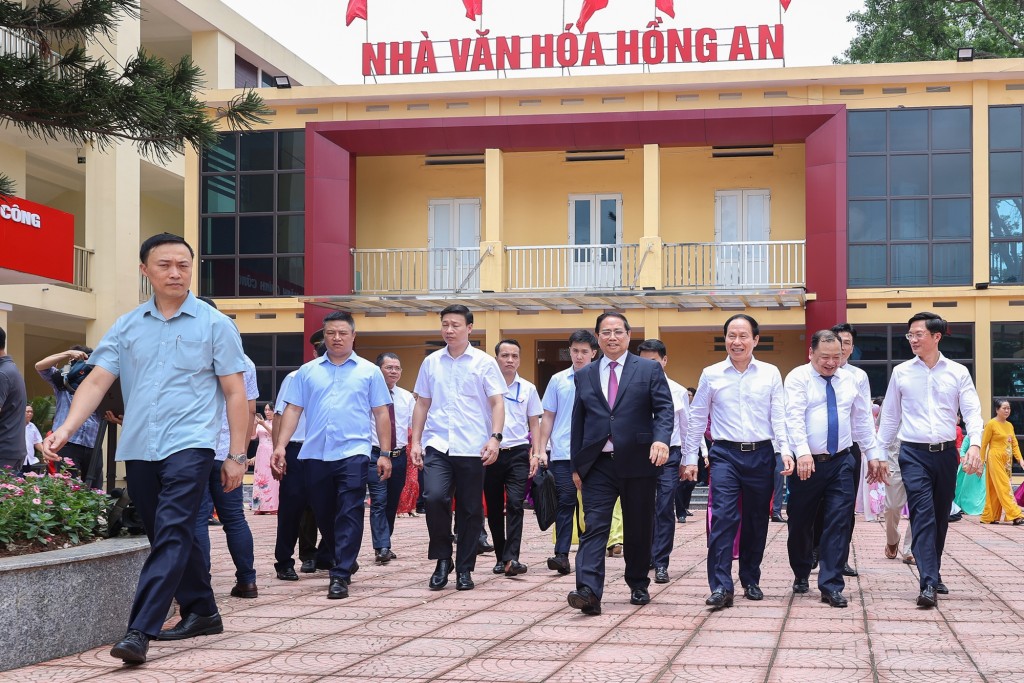 Thủ tướng Phạm Minh Chính thăm Trung tâm phục vụ hành chính công phường Hồng An, thành phố Hải Phòng - Ảnh: VGP/Nhật Bắc