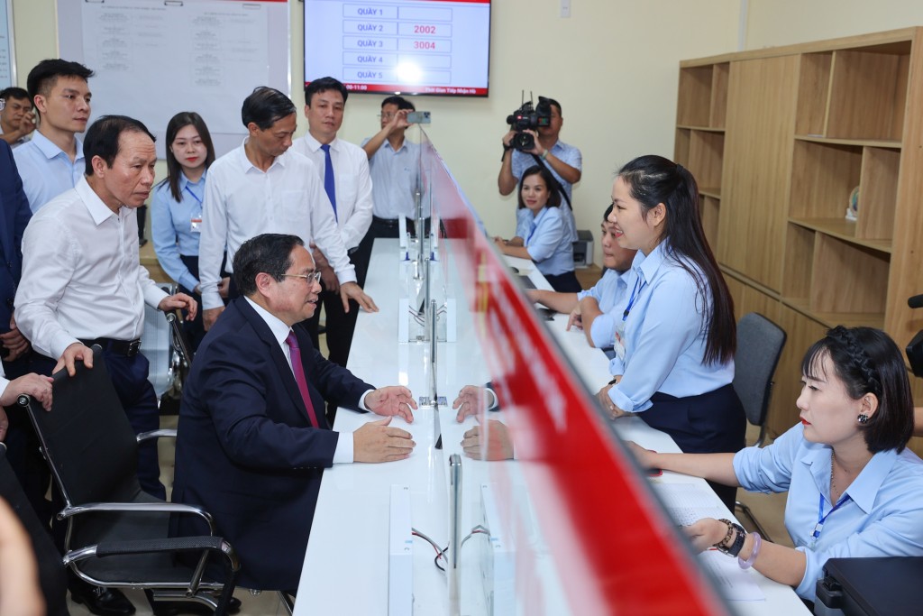 Thủ tướng Phạm Minh Chính kiểm tra thực tế hoạt động, vận hành của Trung tâm - Ảnh: VGP/Nhật Bắc