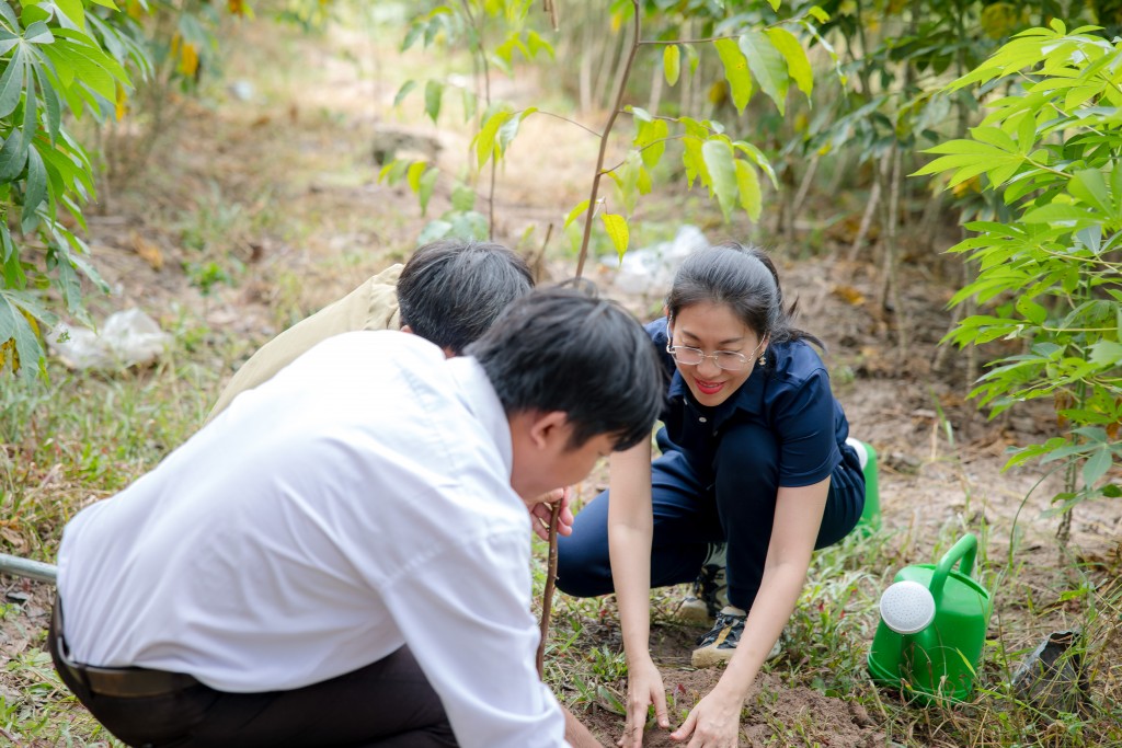Bà Châu Thiên Trúc Quỳnh (Giám đốc điều hành Khối Tư vấn Đầu tư – Chứng khoán Vietcap) thực hiện trồng những cây đầu tiên cùng đại diện địa phương xã Tân Thành & Ban Quản lý rừng Dầu Tiếng