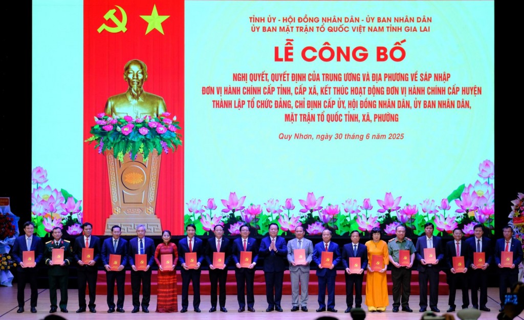 Đồng chí Nguyễn Trọng Nghĩa, Ủy viên Bộ Chính trị, Bí thư Trung ương Đảng, Trưởng Ban Tuyên giáo và Dân vận Trung ương, trao Quyết định của Bộ Chính trị về việc thành lập Đảng bộ tỉnh; quyết định của Bộ Chính trị về việc chỉ định Ban Chấp hành, Ban Thường vụ, Bí thư, Phó Bí thư Tỉnh ủy Gia Lai nhiệm kỳ 2020 - 2025