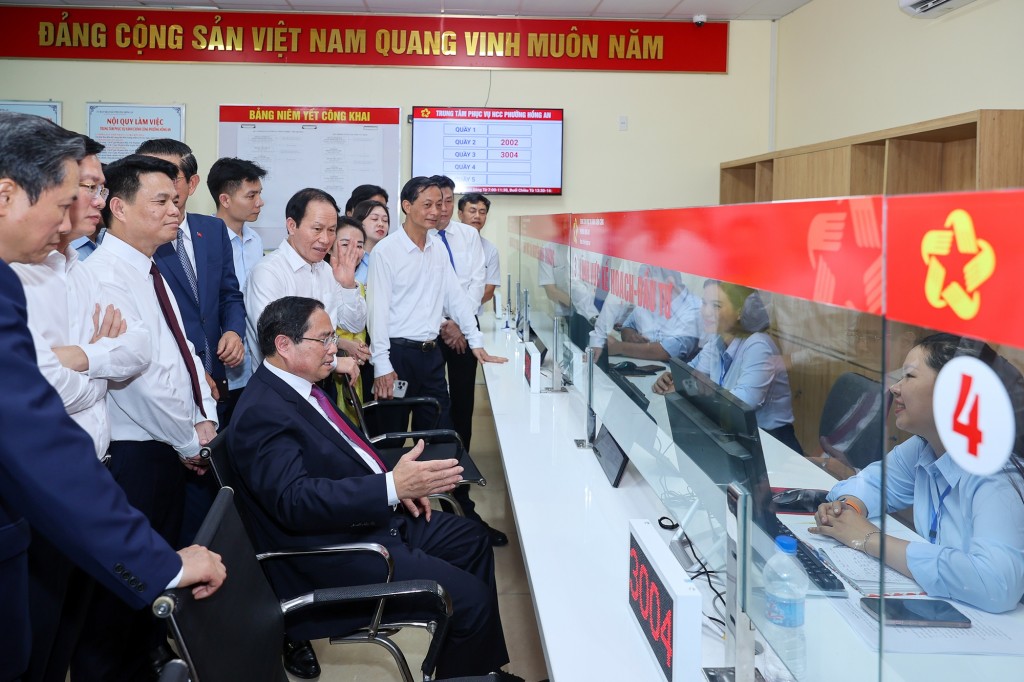 Thủ tướng Phạm Minh Chính thăm hỏi đội ngũ cán bộ, công chức đang làm nhiệm vụ - Ảnh: VGP/Nhật Bắc