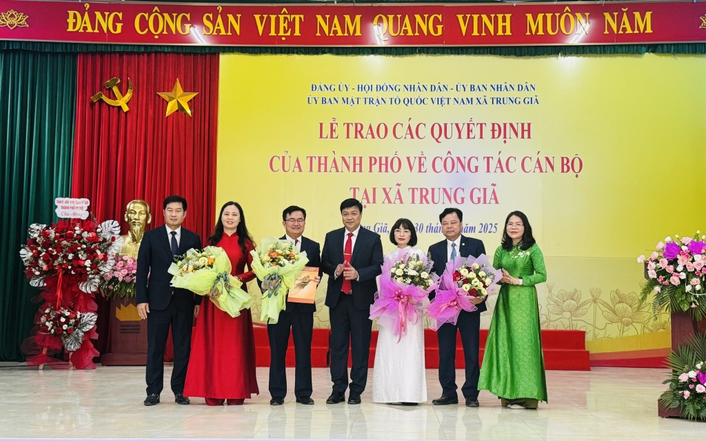 Đồng chí Nguyễn Chí Lực - Thành ủy viên, Phó Chủ nhiệm Thường trực Uỷ ban Kiểm tra Thành ủy Hà Nội trao quyết định và chúc mừng các đồng chí trong HĐND xã Trung Giã