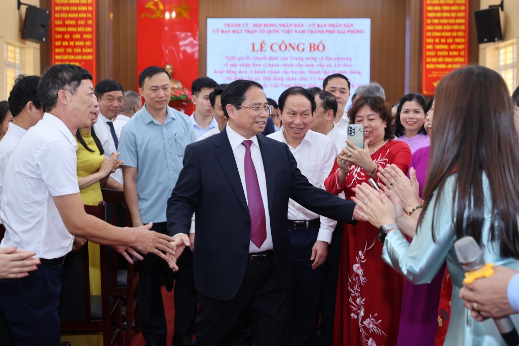 Thủ tướng Phạm Minh Chính cùng người dân phường Hồng An, thành phố Hải Phòng- Ảnh: VGP/Nhật Bắc