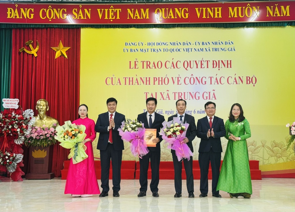 Đồng chí Nguyễn Chí Lực - Thành ủy viên, Phó Chủ nhiệm Thường trực Uỷ ban Kiểm tra Thành ủy Hà Nội trao quyết định và chúc mừng các đồng chí Chủ tịch, Phó Chủ tịch UBND xã Trung Giã