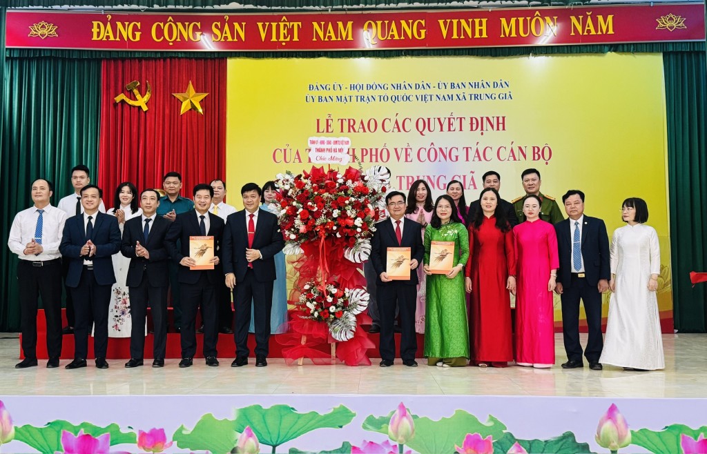 Dồng chí Nguyễn Chí Lực trao quyết định và chúc mừng các đồng chí trong BCH Đảng ủy xã Trung Giã