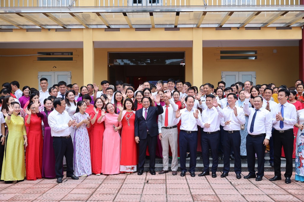 Thủ tướng Phạm Minh Chính cùng lãnh đạo và người dân phường Hồng An, thành phố Hải Phòng- Ảnh: VGP/Nhật Bắc
