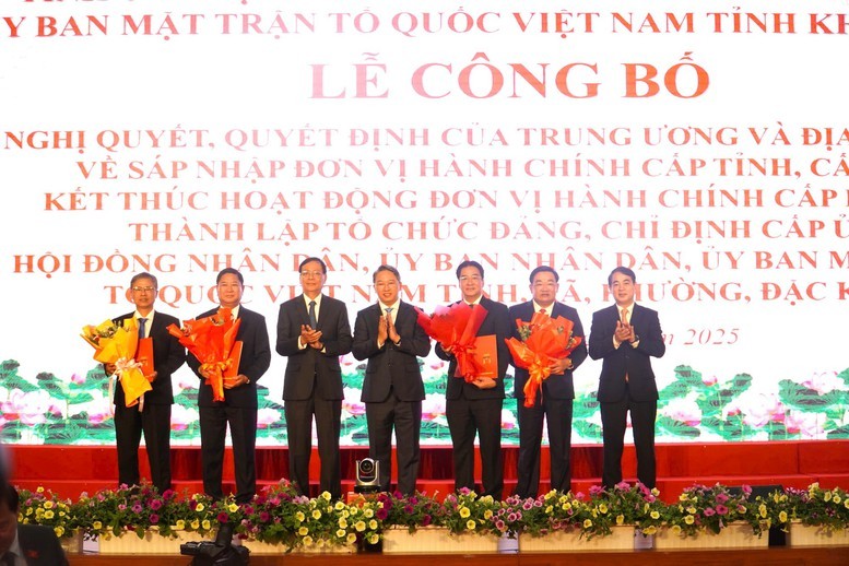 Bộ trưởng Bộ Tư pháp Nguyễn Hải Ninh cùng Bí thư Tỉnh ủy Khánh Hòa Nghiêm Xuân Thành, Bí thư Tỉnh ủy Ninh Thuận Nguyễn Đức Thanh trao quyết định, tặng hoa chúc mừng Chủ tịch UBND tỉnh Trần Quốc Nam và các lãnh đạo UBND tỉnh Khánh Hòa (mới) - Ảnh: VGP/MT